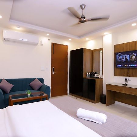 Pk Boutique Hotel Noida Exteriör bild