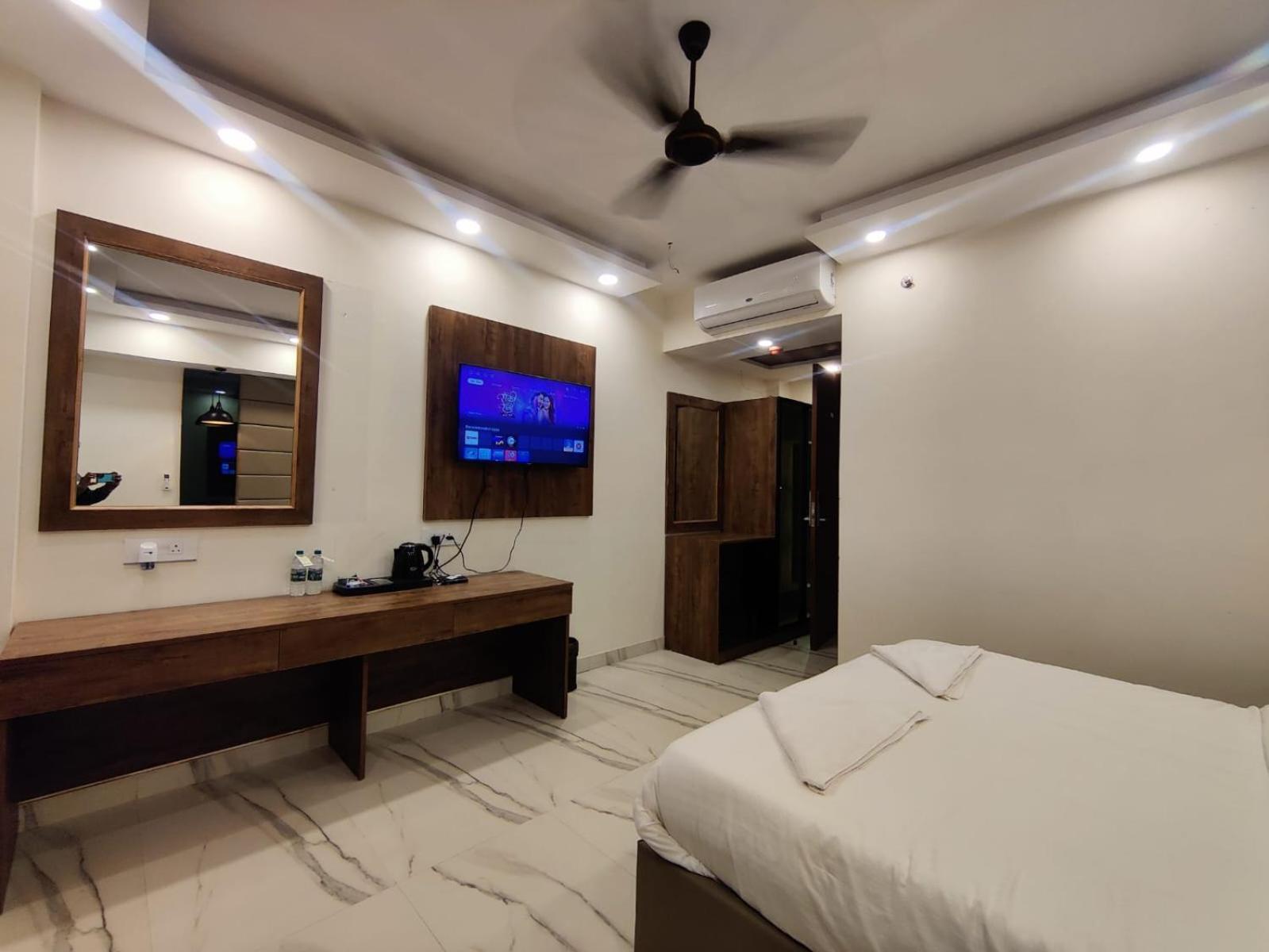 Pk Boutique Hotel Noida Exteriör bild