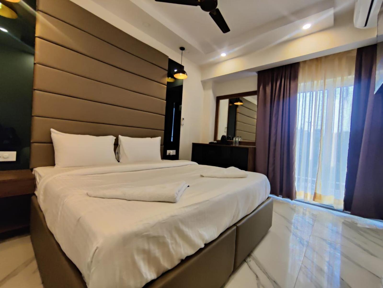 Pk Boutique Hotel Noida Exteriör bild