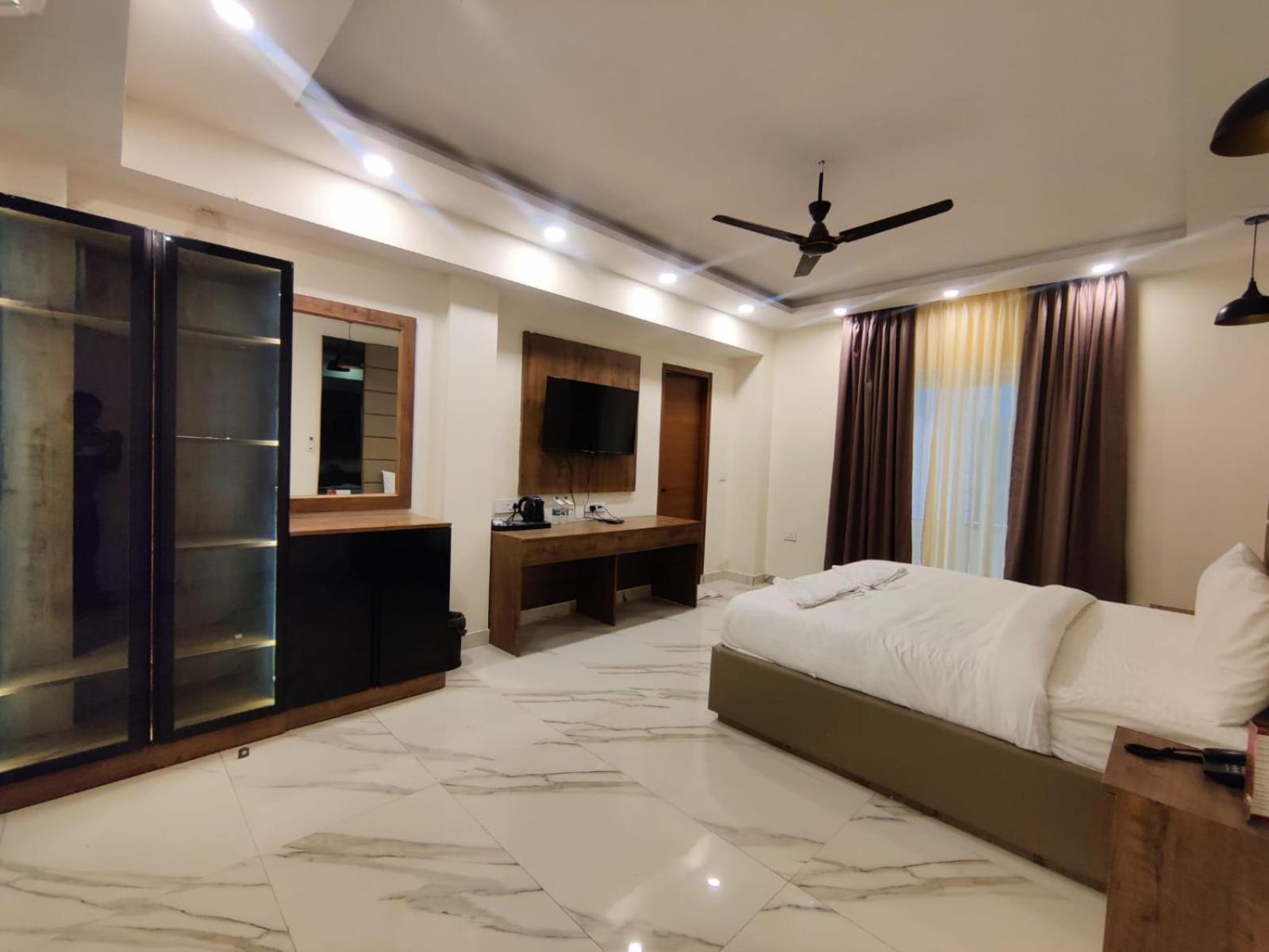 Pk Boutique Hotel Noida Exteriör bild