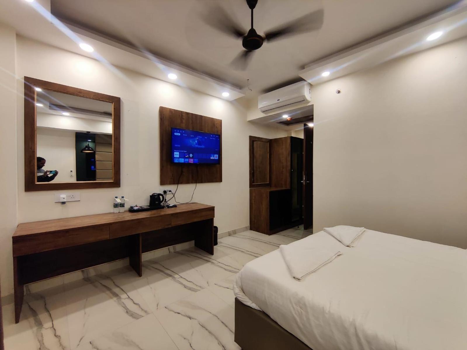Pk Boutique Hotel Noida Exteriör bild