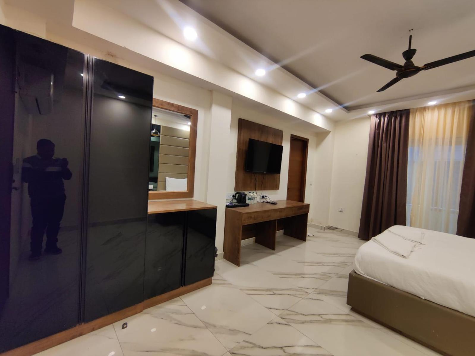 Pk Boutique Hotel Noida Exteriör bild
