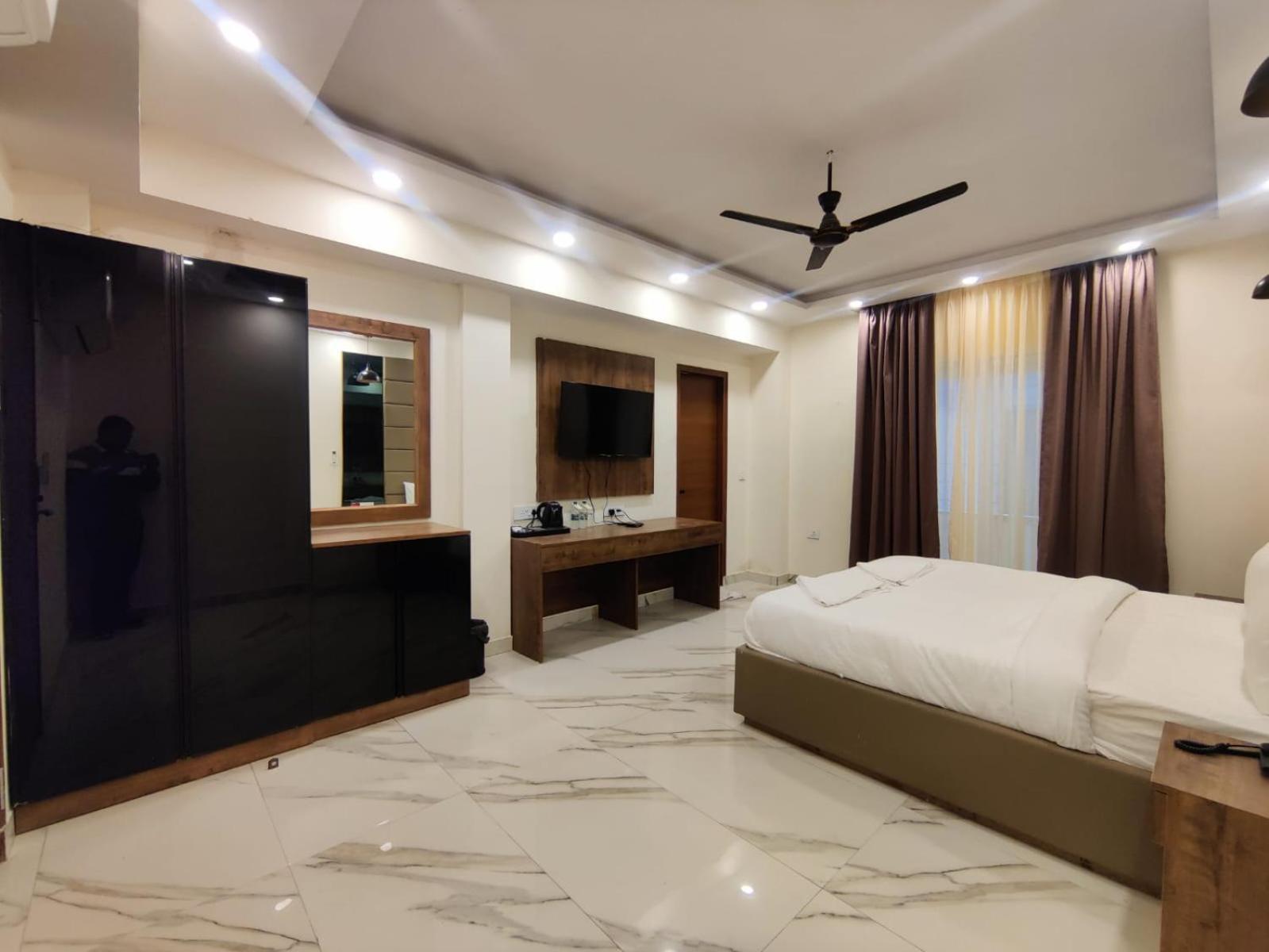 Pk Boutique Hotel Noida Exteriör bild