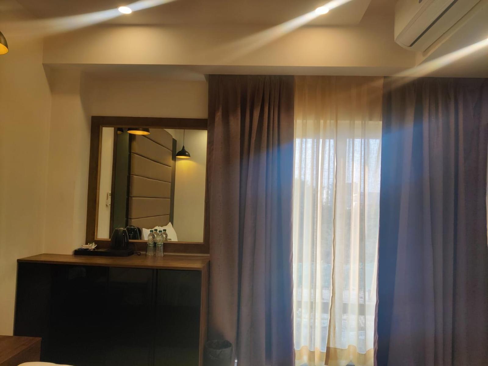 Pk Boutique Hotel Noida Exteriör bild
