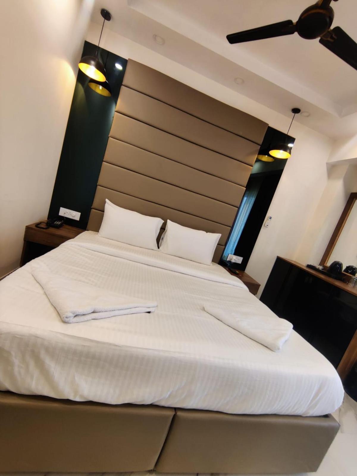 Pk Boutique Hotel Noida Exteriör bild