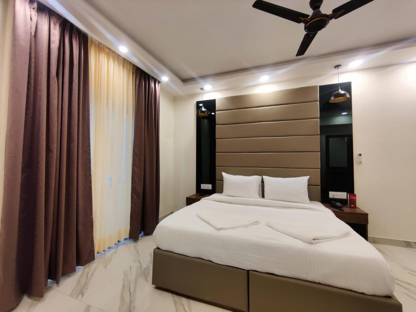 Pk Boutique Hotel Noida Exteriör bild