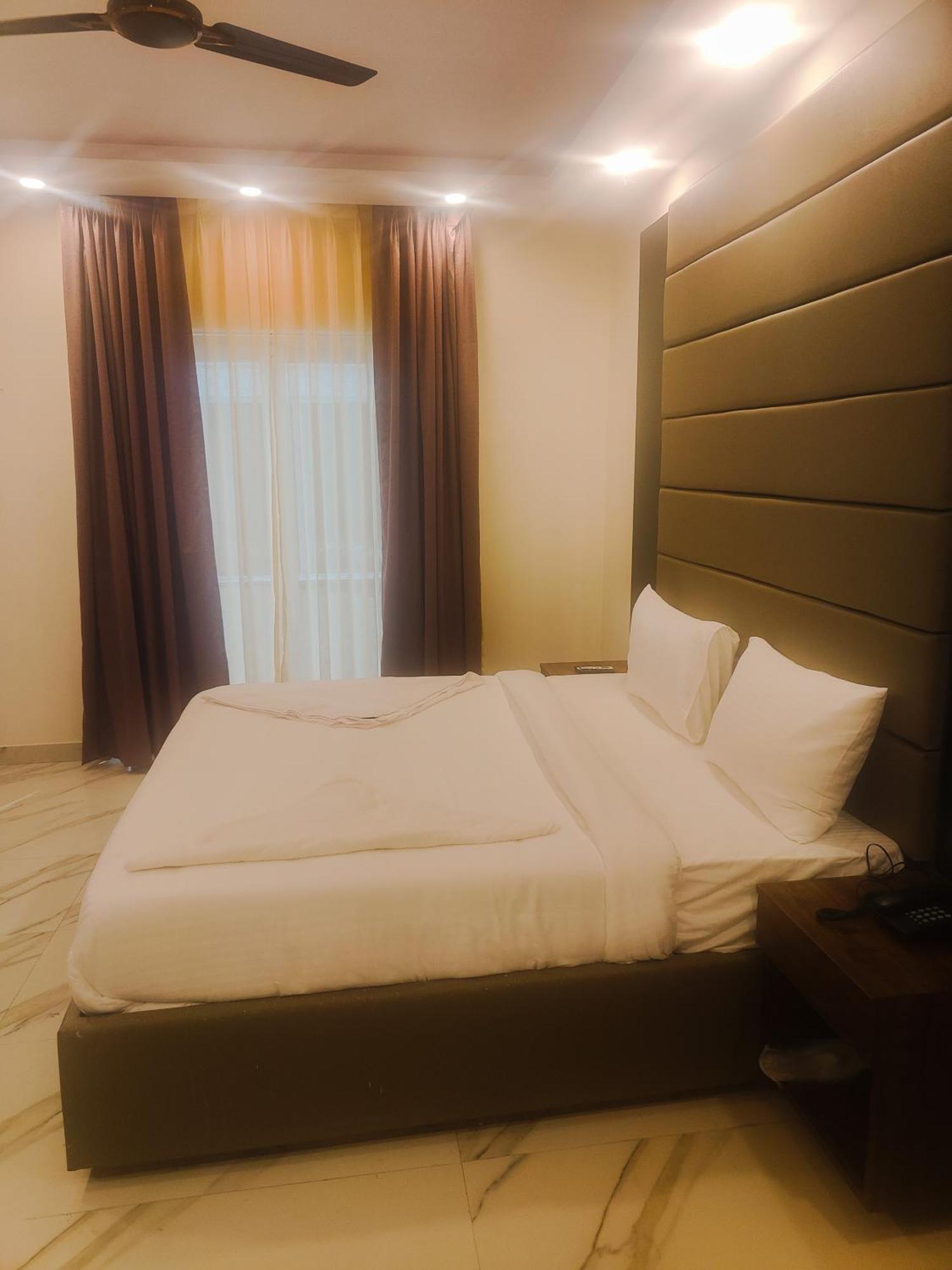 Pk Boutique Hotel Noida Exteriör bild