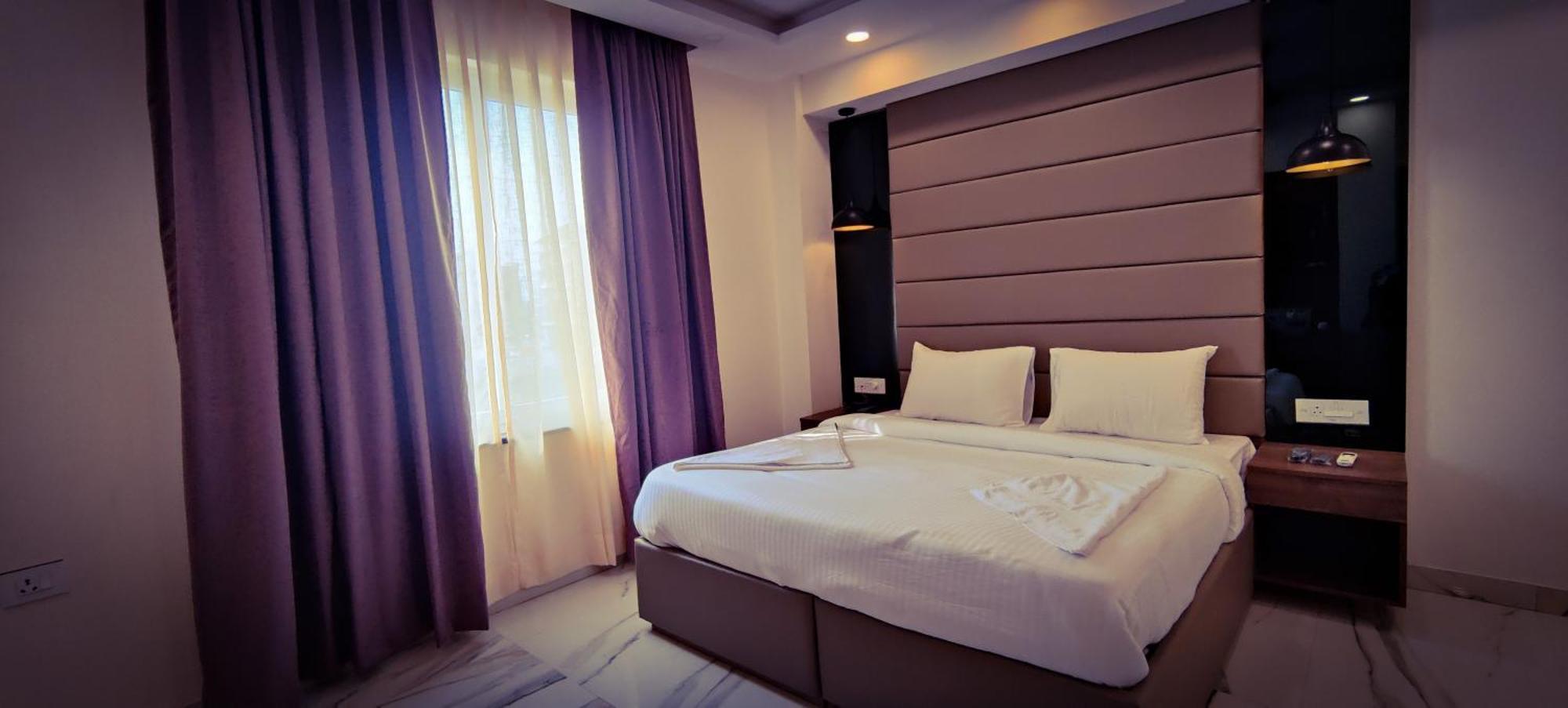 Pk Boutique Hotel Noida Exteriör bild