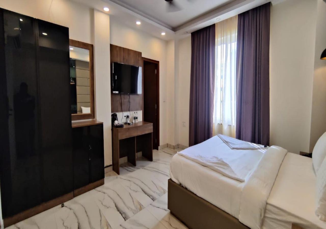 Pk Boutique Hotel Noida Exteriör bild