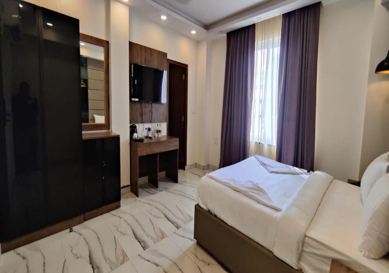 Pk Boutique Hotel Noida Exteriör bild
