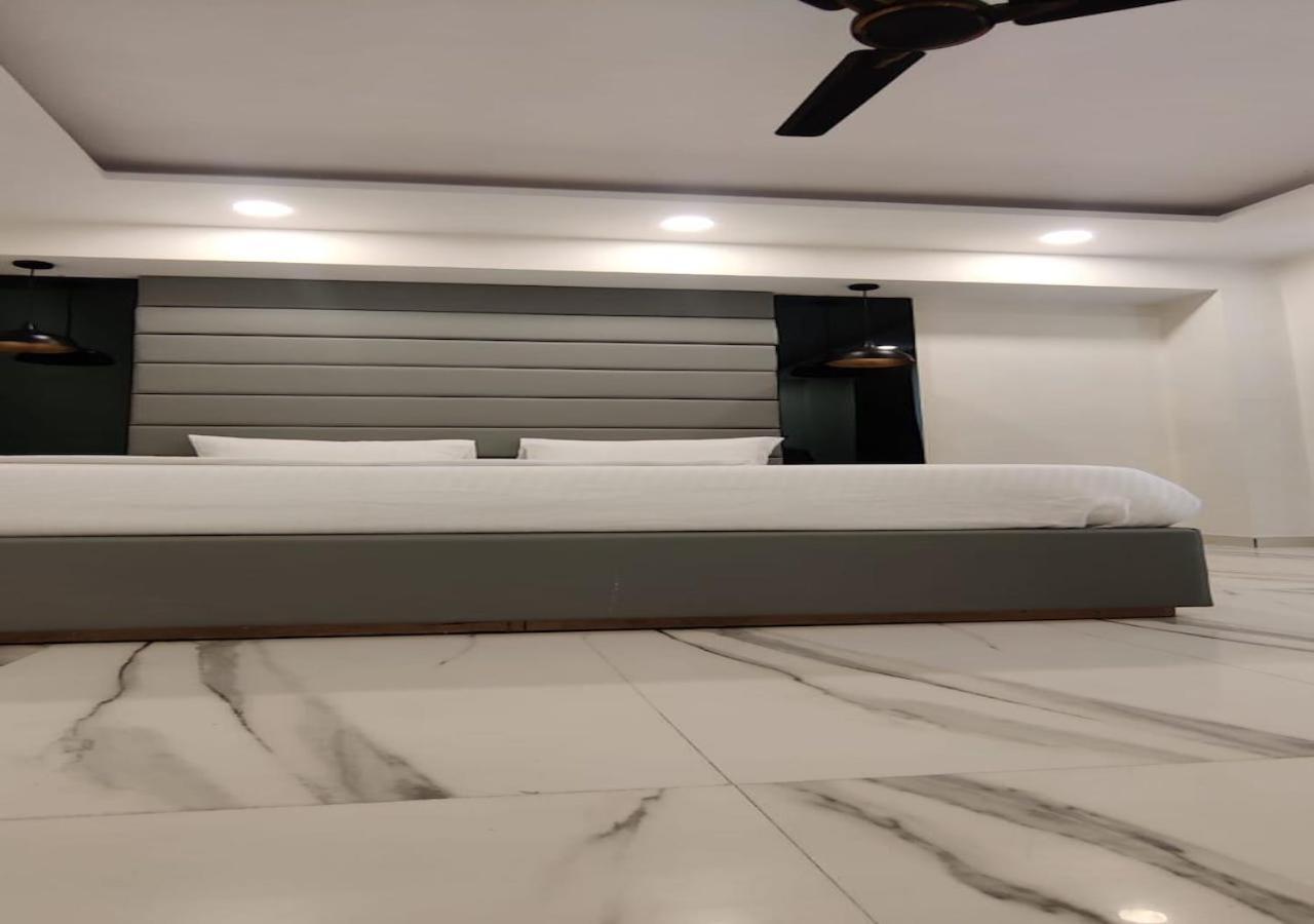 Pk Boutique Hotel Noida Exteriör bild
