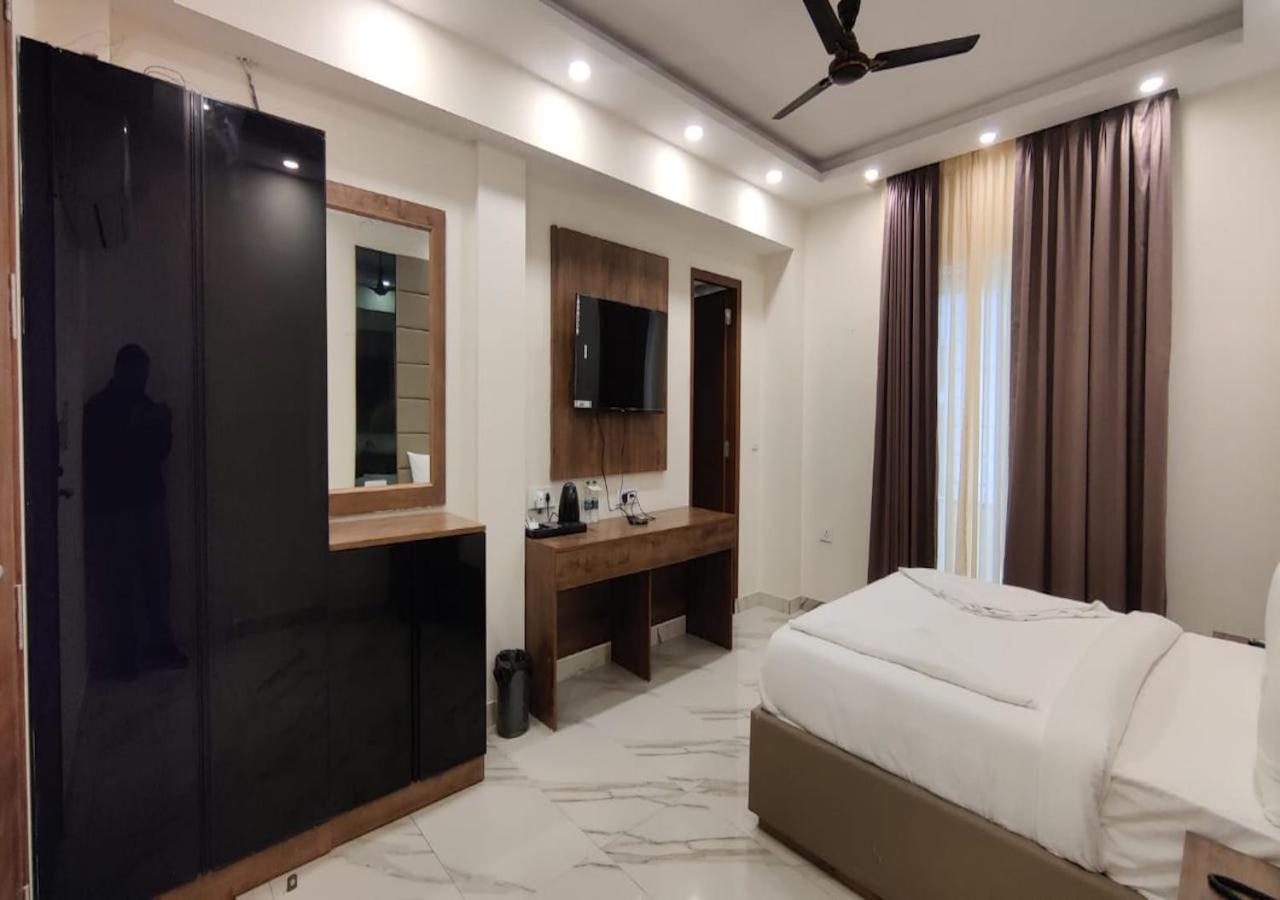 Pk Boutique Hotel Noida Exteriör bild