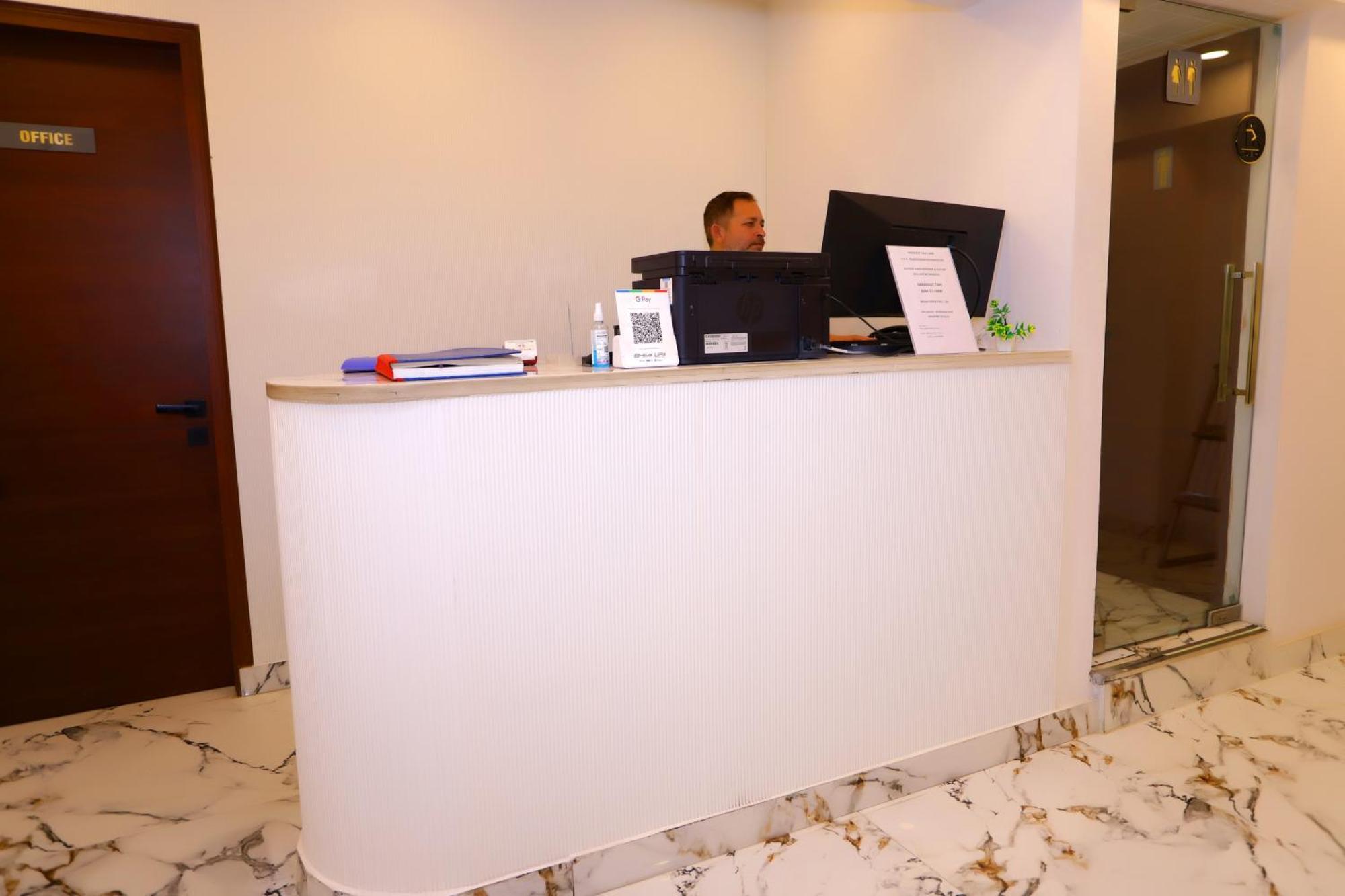 Pk Boutique Hotel Noida Exteriör bild