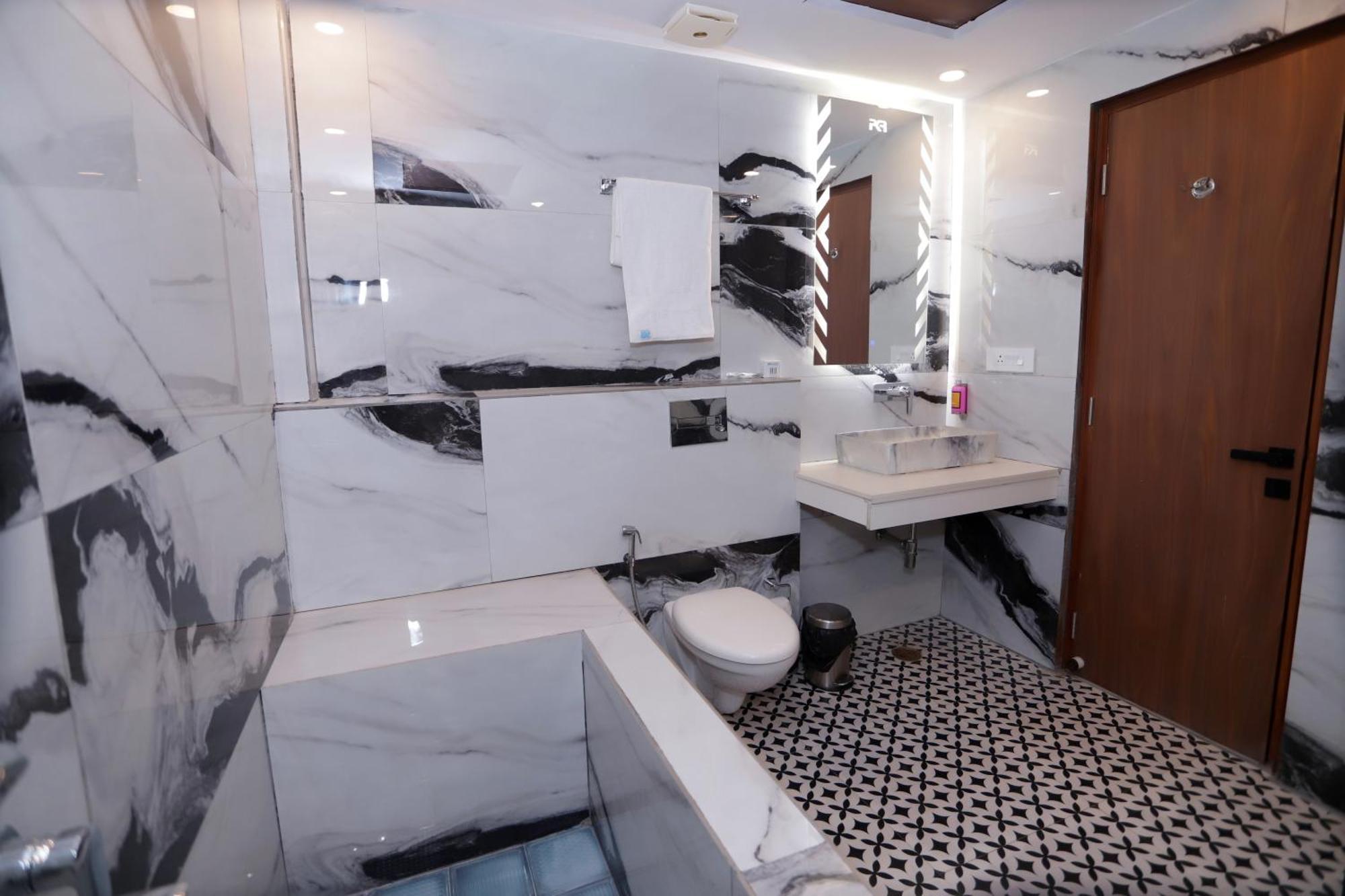 Pk Boutique Hotel Noida Exteriör bild