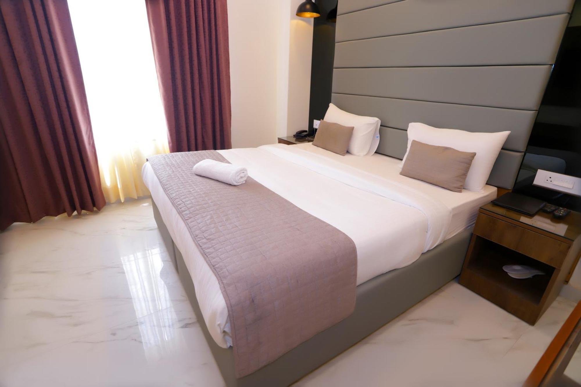 Pk Boutique Hotel Noida Exteriör bild