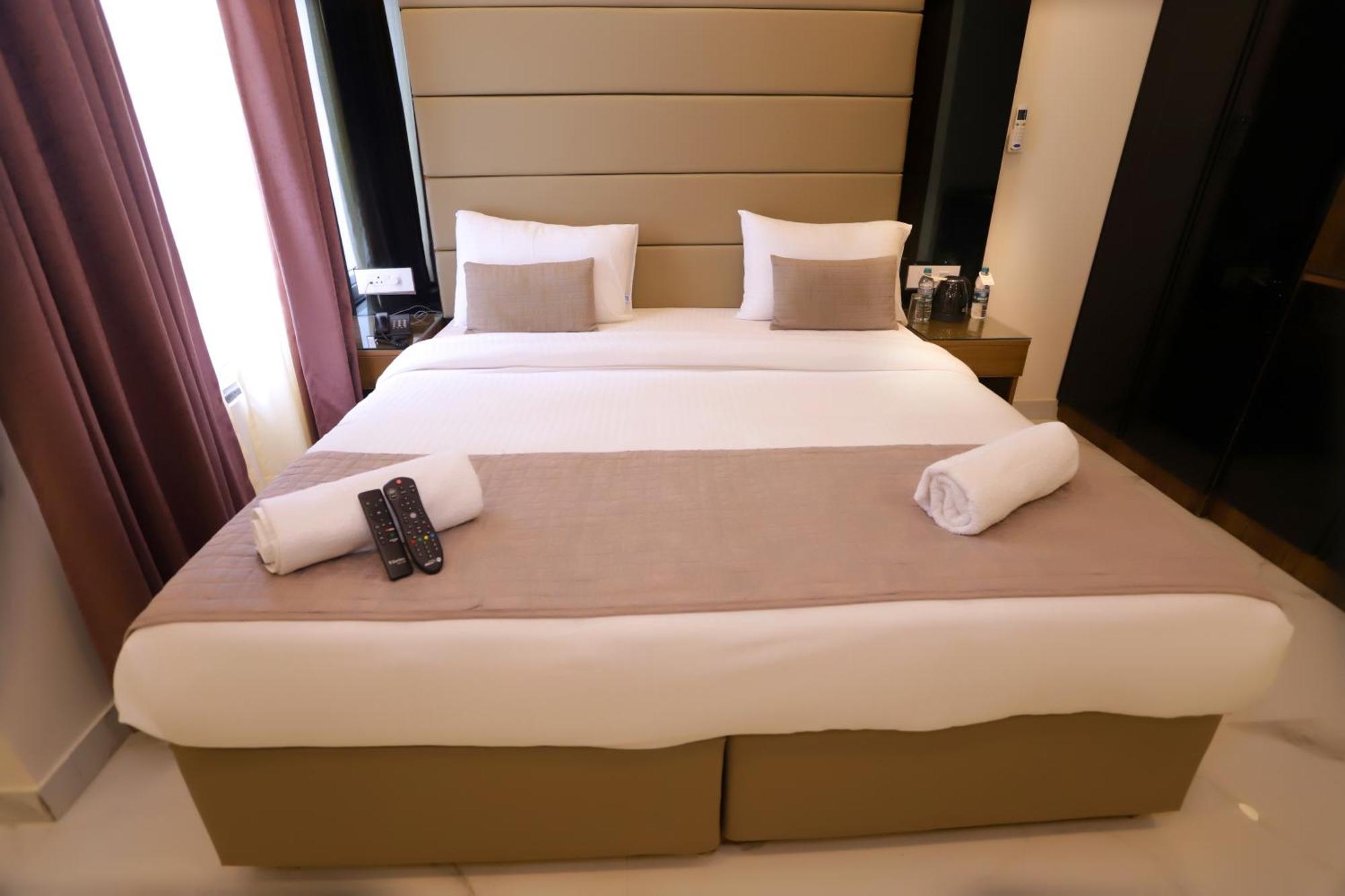 Pk Boutique Hotel Noida Exteriör bild
