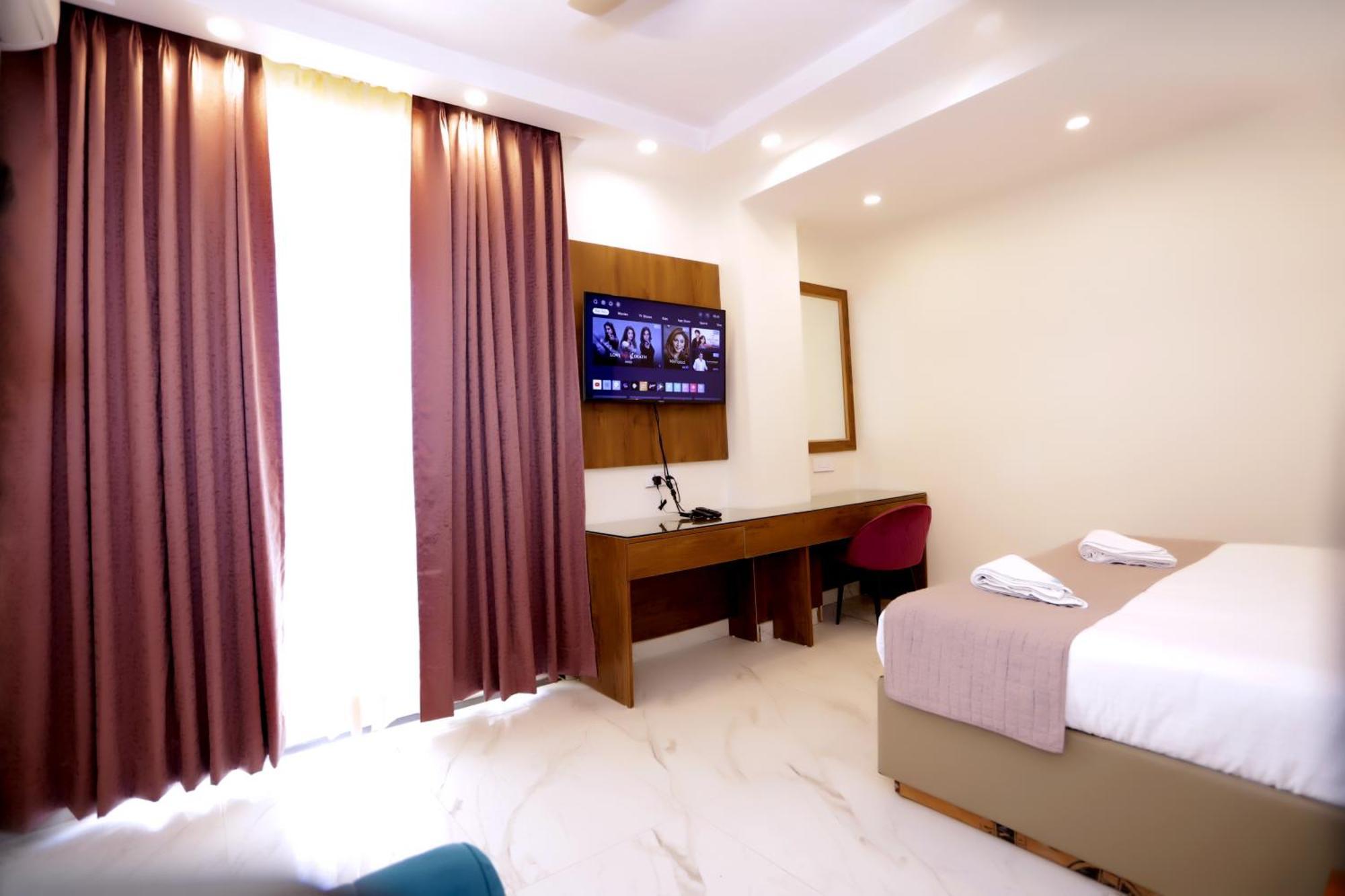 Pk Boutique Hotel Noida Exteriör bild