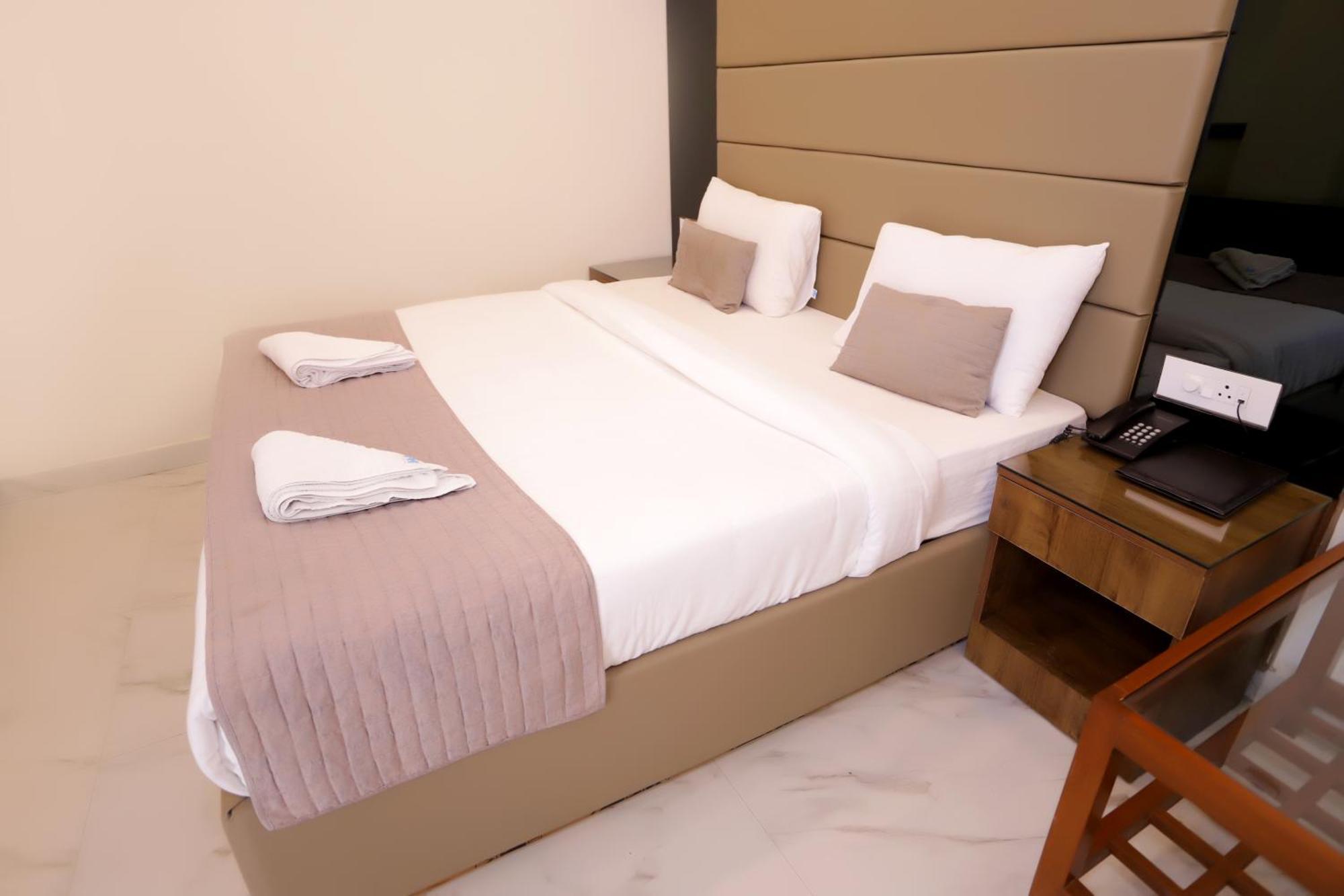 Pk Boutique Hotel Noida Exteriör bild