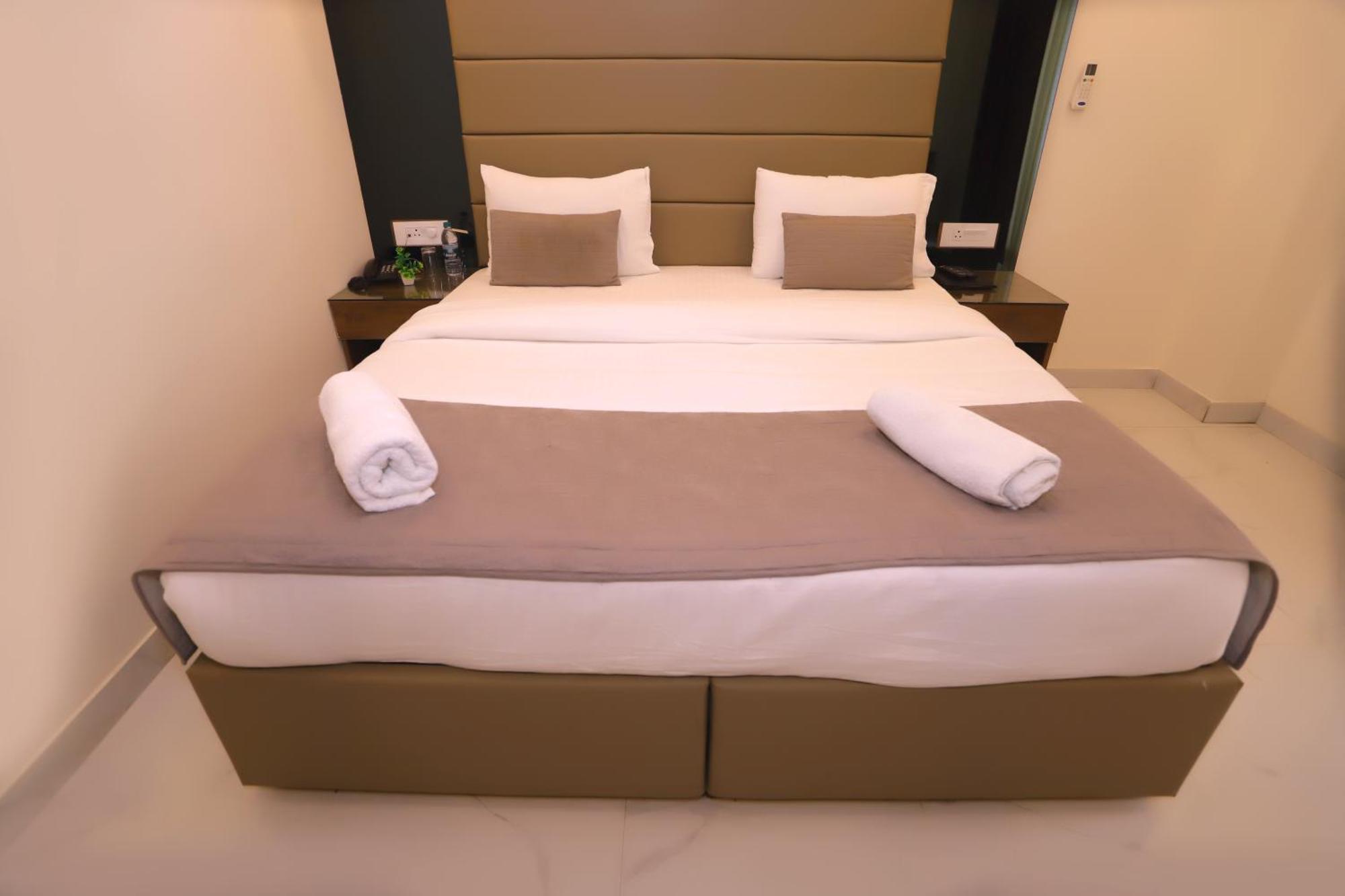 Pk Boutique Hotel Noida Exteriör bild