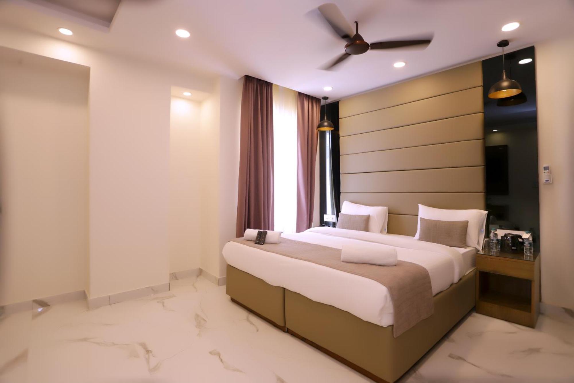 Pk Boutique Hotel Noida Exteriör bild
