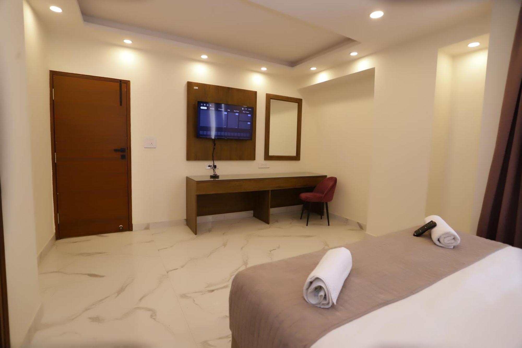 Pk Boutique Hotel Noida Exteriör bild